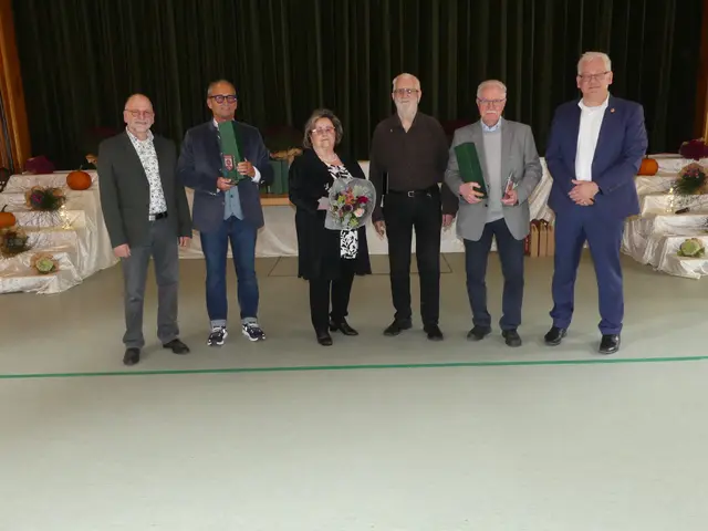 Die beiden Vorstände Dirk Mehl (li) und Dirk Kappes (re) rahmen die Geehrten Roland Schneider, Sylvia Mehl, Paul Hennze und Fritz Heil (v.l.n.r.) ein. | Foto: Schatz