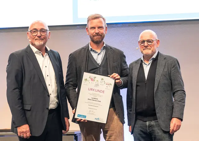 Der im Landratsamt Rhein-Neckar-Kreis für Mobilität zuständige Dezernent Dr. Christopher Leo (Mitte) erhielt von Verkehrsminister Winfried Hermann (rechts) und dem AGFK-Vorstandsvorsitzender Günter Riemer (links) die Urkunde überreicht.
| Foto: Bild: Susanne Lencinas | AGFK BW