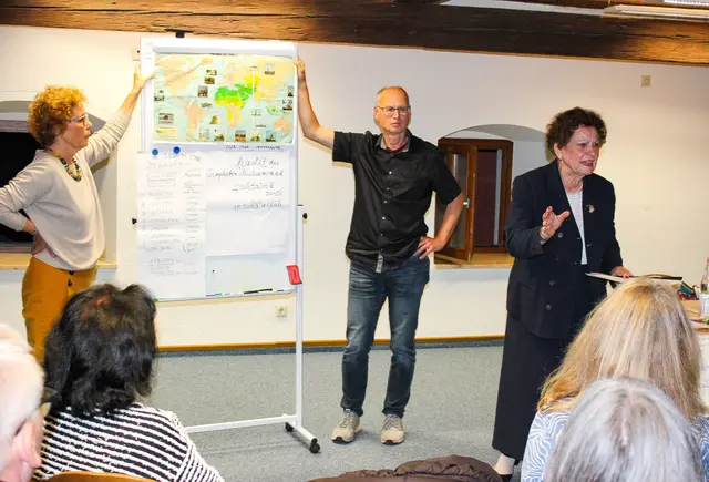 In ihrem engagierten Vortrag sprach Dr. Gabriele Berrer-Wallbrecht (re.) über Menschenrechte im Islam und Besonderheiten des Korans.