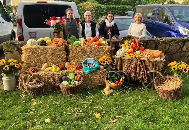 Der von uns gestaltete Erntedank-Altar beim Gemeindefest an der evangelischen Kirche in Edingen  | Foto: LF
