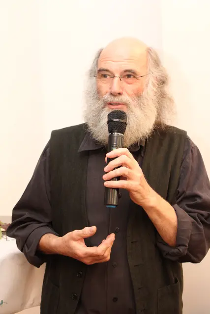 Rührig für den neuen Saal tätig war Schreiner Fred Hammerschlag.