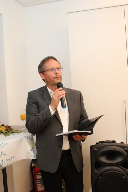 Pfarrer David Reichert freute sich, dass die evangelische Kirchengemeinde das ehemalige Ladengeschäft Wagner anmieten konnte.