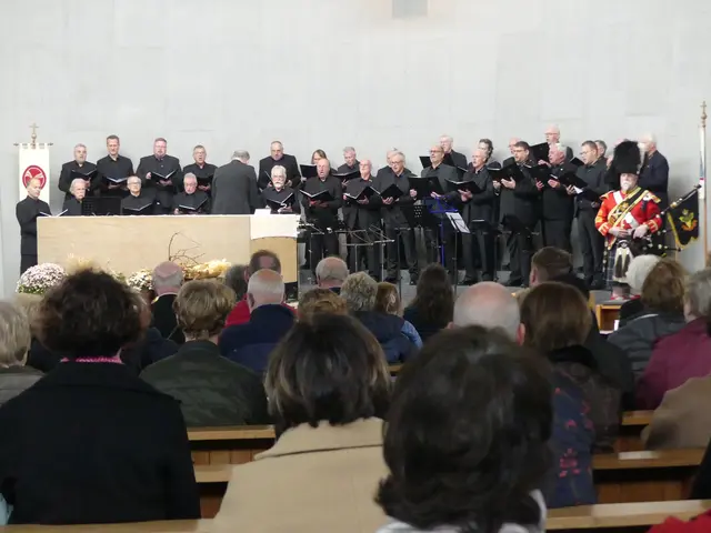 Der Männerchor eröffnete das Konzert, begleitet von Dudelsackklängen. | Foto: Schatz