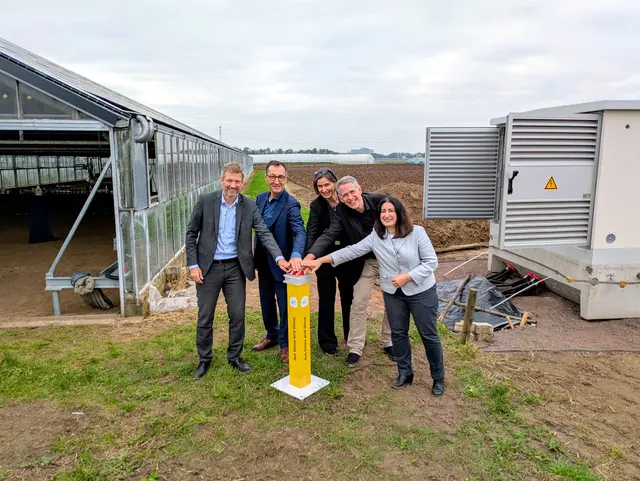Für mehr Solarstrom drückten sie gerne den Drücker: Bürgermeister Stefan Schmutz, Cem Özdemir, Martina und Stefan Pfister und die Landtagsabgeordnete Fadime Tuncer (von links nach rechts).