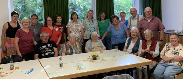 Gut gelaunt feiern die Mitglieder der Kolpingsfamilie ihr 75jähriges Jubiläum. 

