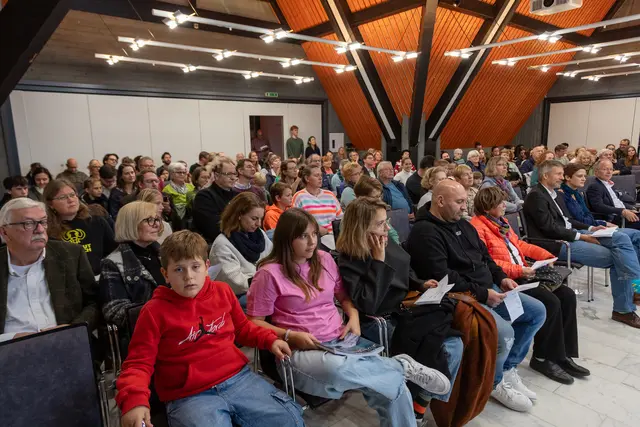 Ein voller Saal im Domhof wartete auf die jungen Musiker und Musikerinnen.