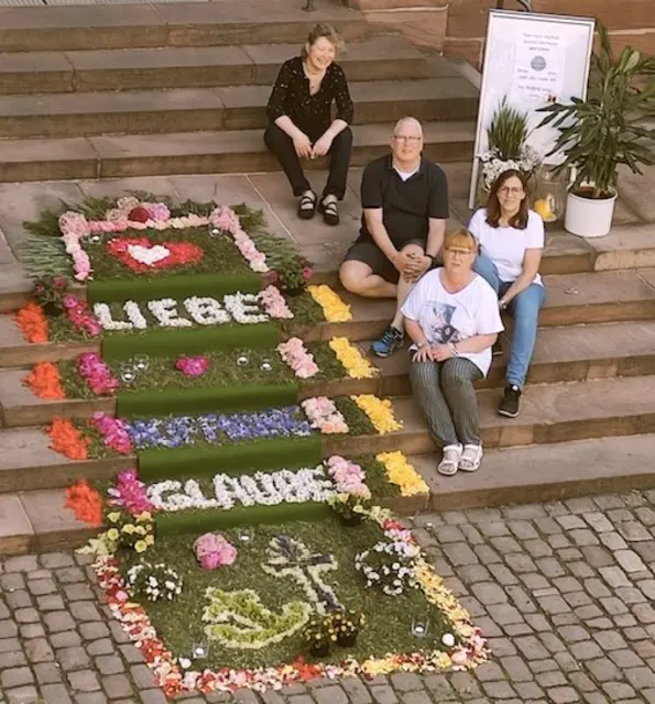 Die Fronleichnams-Prozession bereichert die Kolpingsfamilie mit einem eigenen Blütenteppich 

