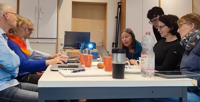Übung macht den Meister - gleich im Workshop werden die ersten Instagram-Posts erstellt. V.l.n.r.:Andreas Lux, Gabi Lux, Jürgen Frank, Hanne Zuber, Niklas Maier (Enactus) Edith Quennet und Anne Glombitza. | Foto: Foto: Michael Janke
