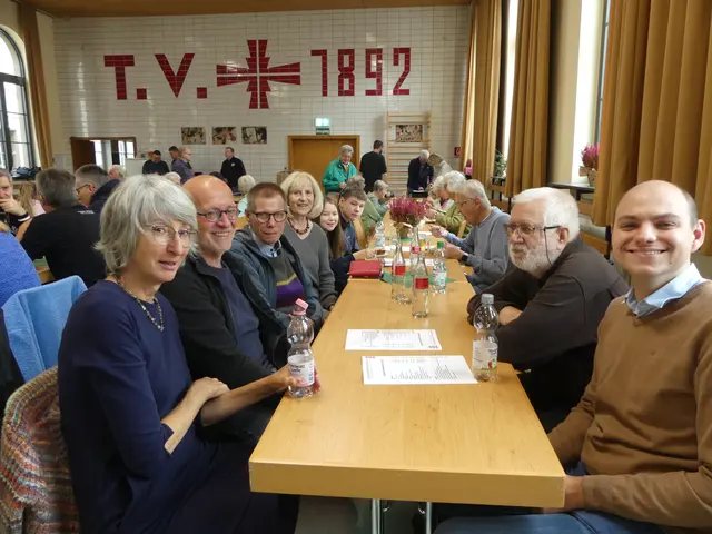 Beim Turnverein ließen sich die Gäste das leckere Essen schmecken. | Foto: Schatz