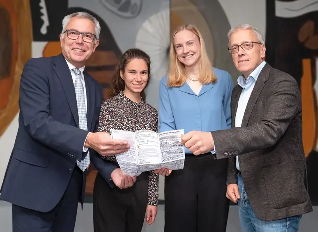 Landrat Stefan Dallinger, Jessica Skowron (KLiBA), Caroline Merrem (Stabsstelle Mobilität des Rhein-Neckar-Kreises) und KLiBA-Geschäftsführer Dr. Klaus Keßler präsentieren gemeinsam das neue Flyer-Poster zur Elektromobilität (v. li. nach re.).  | Foto: Foto: Landratsamt Rhein-Neckar-Kreis