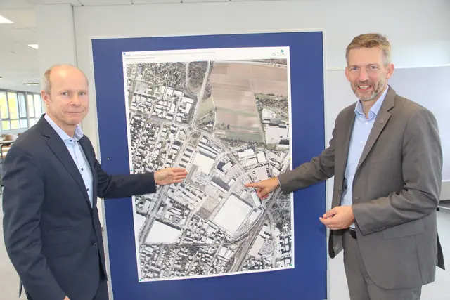 Bürgermeister Stefan Schmutz und der STEG-Geschäftsführer Peter Müllerleile stellten den sportlichen Zeitplan des Werkstadt-Verfahrens vor.