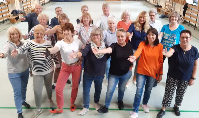 Einige Teilnehmer der "Line-Dancer-60plus". | Foto: Kuntz