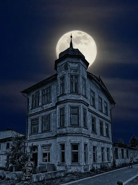 Gruselig wird es zu Halloween im Horror-Rathaus. | Foto: Christian Pagenkopf/pixelio.de