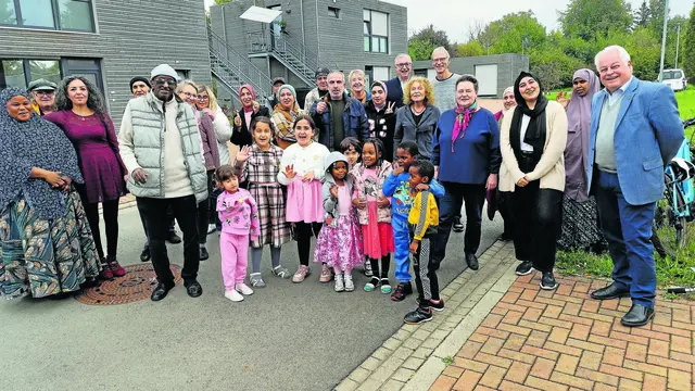 Auch den Bürgermeister-Stellvertreter Dietrich Herold (im Bild rechts), über einen langen Zeitraum auch Sprachrohr des Bündnisses für Flüchtlingshilfe, erfreute das Beisammensein.  | Foto: Nicoline Pilz | RNZ