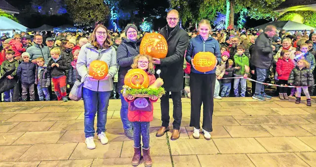 Die Preisvergabe war für die Jury eine harte Aufgabe – so viele wunderbare Kürbisse standen zur Auswahl. Die Gewinnerinnen präsentierten schließlich, zusammen mit Bürgermeister Florian König, ihre Meisterwerke.  | Foto: Nicoline Pilz | RNZ