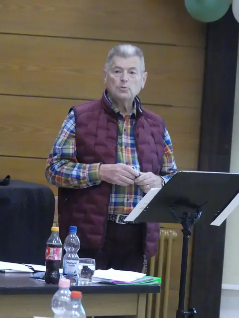Vorsitzender Gernot Herweh hatte wichtige Infos für die Anwesenden. | Foto: Schatz