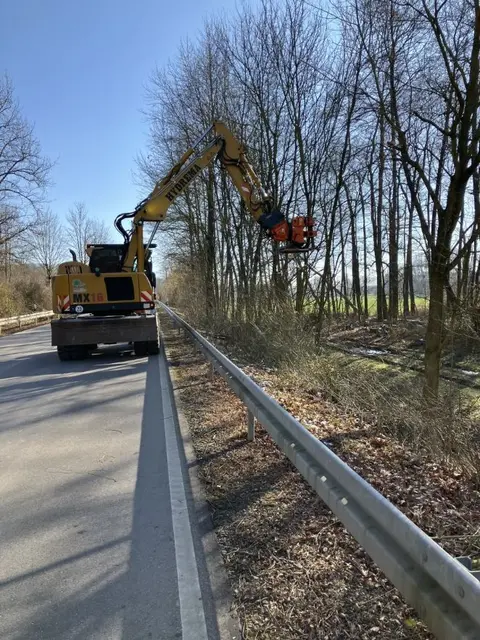 Gehölzbagger im Einsatz: Die drei Straßenmeistereien im Rhein-Neckar-Kreis schneiden die Gehölze entlang von Bunds-, Landes- und Kreisstraßen im Rhein-Neckar-Kreis zurück. | Foto: 
Foto: Landratsamt Rhein-Neckar-Kreis