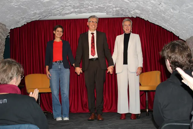 Die Mühen haben sich gelohnt: Freude und Erleichterung bei Gudrun Schön-Stoll (re.), Gerald Glombitza und Iris Lipowsky-Overduin.