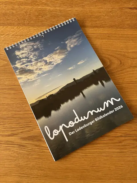 Ab sofort an den bekannten Verkaufsstellen erhältlich: der Lopodunum Bildkalender 2026.