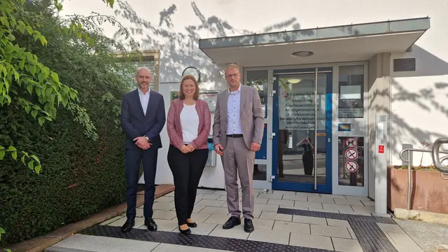 Martin Bley (Teamleiter Arbeitgeberservice), Anja Rickers (Geschäftsstellenleiterin Weinheim) und Bürgermeister Florian König  | Foto: Agentur für Arbeit