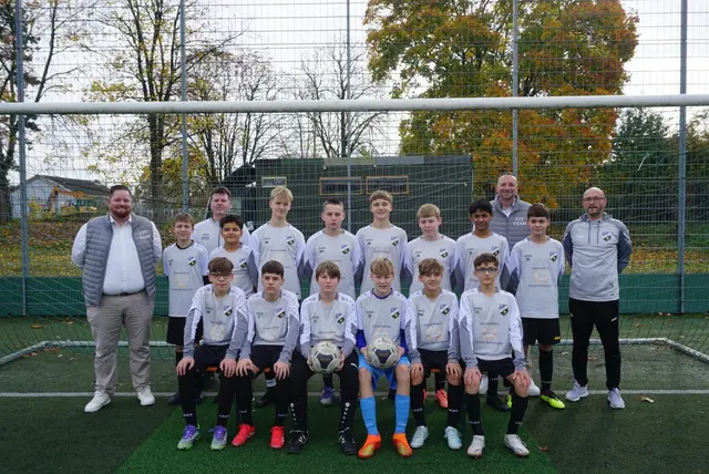 Die C-Jugend in neuer Sportkleidung, die die Hausverwaltung ATF Administration UG aus Edingen-Neckarhausen gesponsert hat | Foto: DJK/Fortuna