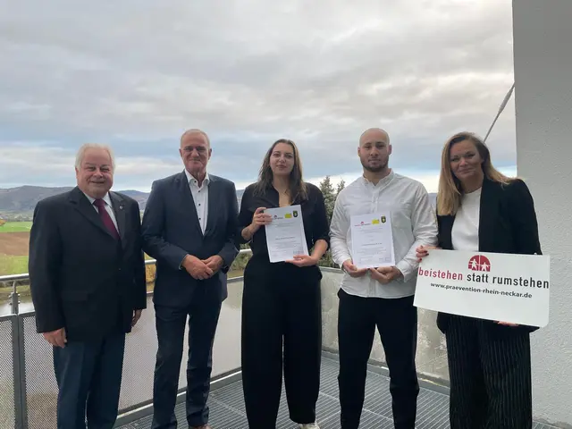 Bürgermeisterstellvertreter Dietrich Herold (l.), Ralf Krämer (2. v. l.) und Tanja Kramper (r.) dankten und ehrten Amalia Giakoumakis, Christoph Plottke und Miran Bahjat Mohammed Saeed (nicht auf dem Bild) für ihr vorbildliches Handeln.  | Foto: Edda Nieber I RNZ 