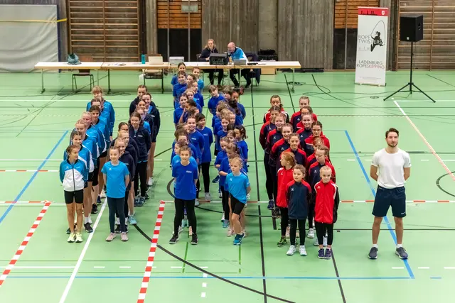 Die Teilnehmenden präsentierten sich zu Anfang den vielen Gästen in der Lobdengauhalle.