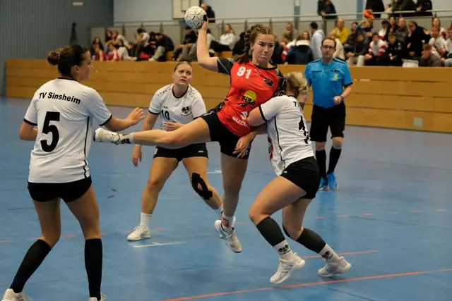 Janina Ahrens, hier im harten Zweikampf am Kreis, erzielte 6 Tore für die SG Ilvesheim/Ladenburg. | Foto: Foto: zg