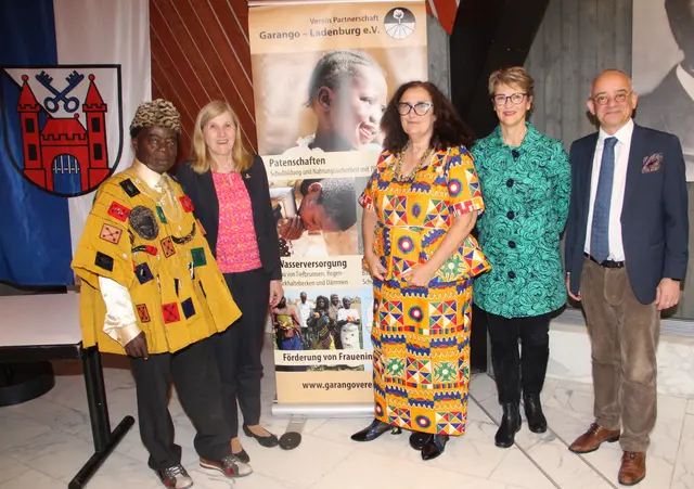 Mit Claudia Felden, Königin Gabriele Bansah und Karola Liebrich präsentierte drei starke Persönlichkeiten ihre Projekte. Moderator Alexander Kohl von der Europa Union Rhein Neckar begrüßte in Ladenburg auch Ghanas König Bansah (links). 