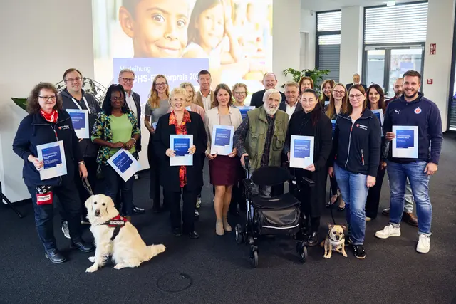 Die Vorsitzende des Büchereifördervereins Kristin Hätterich (1. Reihe 3.v.l.) konnte den Preis entgegen nehmen. | Foto: zg