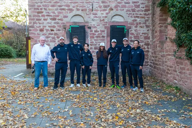 Das erfolgreiche Sim-Racing Team (v.ln.r.) Stefan Otto, Ben Mechler, Felix Mechler, Eric Peng, Zelia Mangei, Tim Mangei, Fabio Bertolini, Felix Peng