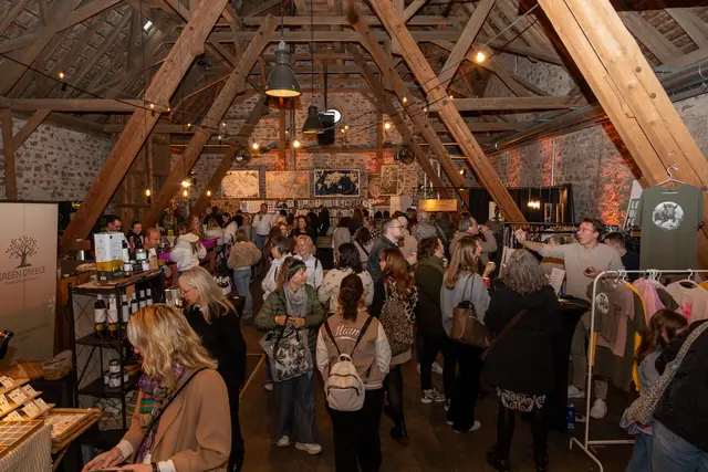 Volles Haus im Gutshof. Die 80 Ausstellenden hatten alle Hände voll zu tun. 