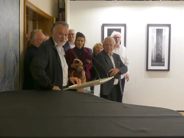 Vom Künstler selbst gab es eine Einführung in die Ausstellung. | Foto: Schatz