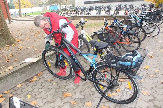 Kirsten Klocke vom ADFC testete am Carl-Benz-Gymnasium die Fahrräder der 7.-Klässler auf ihre Verkehrssicherheit. 