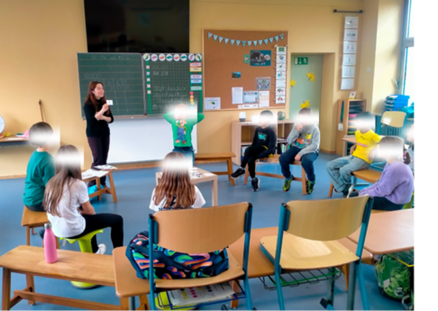 Die Schülerinnen und Schüler der 4. Klassen entdecken unter Leitung von Luzie Franchon die französische Sprache und beteiligen sich mit viel Emotion. | Foto: IGP