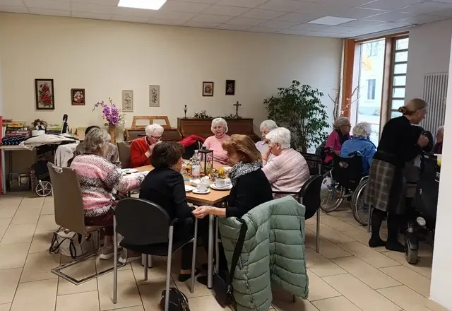 Gesellige Runde im Café Contact | Foto: CC