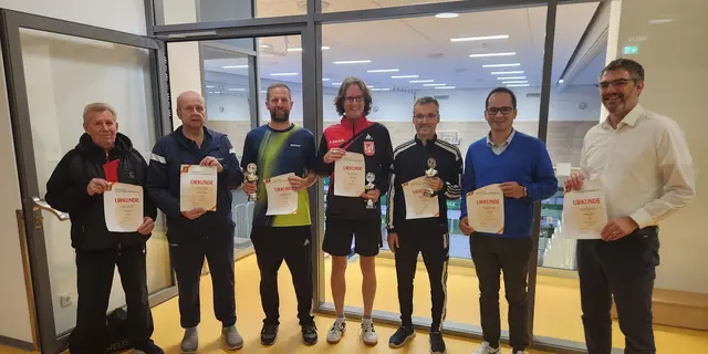 Räumte bei den Bezirksmeisterschaften im Tischtennis eine Gold- sowie zwei Bronzemedaillen ab: Felix Gramlich von der LSV Ladenburg (Mitte). | Foto: Foto: zg.