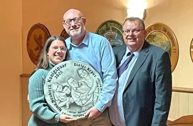 Nina und Dieter mit besonderen Schützenscheibe. In der Bildmitte ist Oliver Honsel, der die Scheibe ausgeschossen hat | Foto: SG Tell 