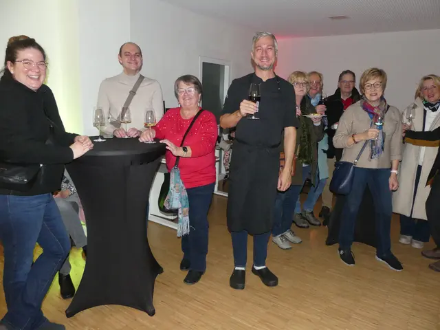 Gut gelaunt bei einem Gläschen Wein kam man miteinander ins Gespräch. | Foto: Schatz