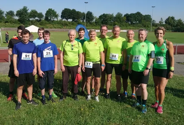 Bilder, die er liebte: TV Laufgruppe mit Dieter Nist (mit Mütze in der Hand) 2019 in Edingen | Foto: /zg.