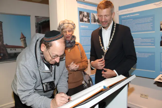 Samuel Kapustin und seine Frau Marsha trugen sich im Beisein von Bürgermeister Stefan Schmutz ins Goldene Buch der Stadt ein.