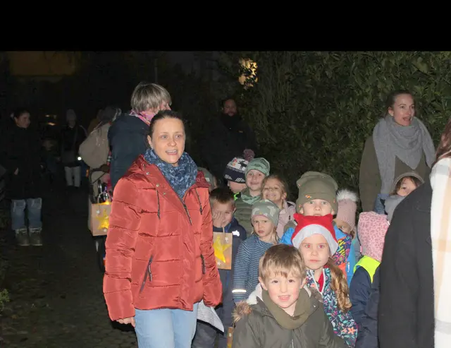 Singend liefen die Kinder mit ihren Laternen durch das Gelände. | Foto: Schatz