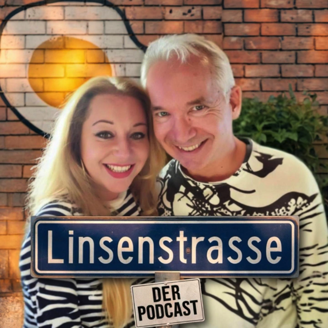Die ehemaligen „Lindenstraße“-Schauspieler Rebecca Siemoneit-Barum und Claus Vinçon zeichnen am 6. Dezember 2025 im Museum Wilhelmsbau live vor Publikum eine neue Folge ihres Podcasts „Linsenstrasse“ auf. | Foto: Foto: Linsenstrasse.