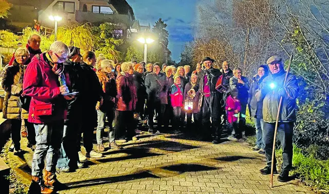 Nachtwächter Stefan „Stips“ Kraus-Vierling (5. v. r. mit Laterne) und seine Gefolgschaft begaben sich auf eine lehr- und abwechslungsreiche Tour durch Edingen.  | Foto: Bild: dani