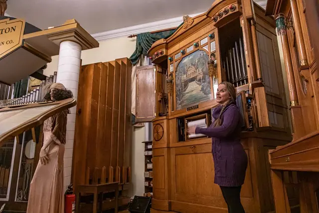 Klangkünstlerin Sina Hildebrand -Arnold führt durch den Abend und erzählt spannende Hintergründe zu den historischen Orgeln sowie mechanischen Musikinstrumenten des Hauses. | Foto: Foto: TMSNHSP