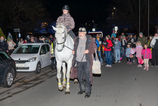 Anfangs noch ohne Umhang – Marisa Schweickert auf "Loku" mit Jan Maltry führten den Martinszug an. | Foto: Markus Weik