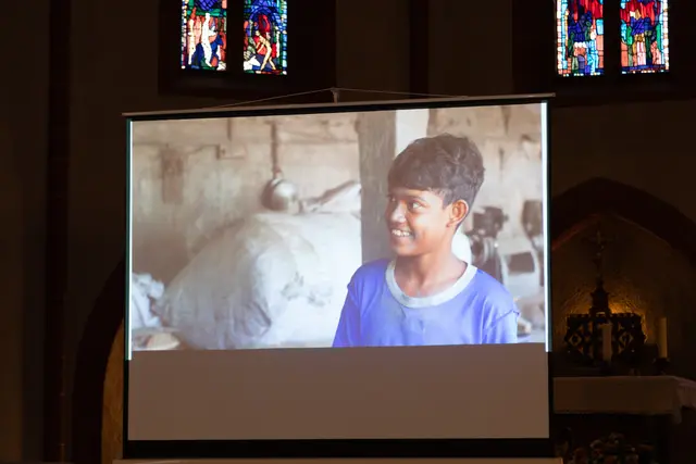 Der 12-jährige Tasim arbeitet für 1,50 Euro am Tag unter gefährlichen und schwierigen Bedingungen, um seine Familie zu unterstützen.