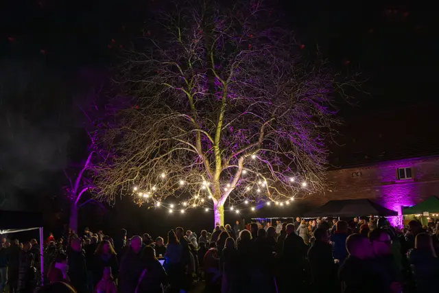 Rund um den Baum war der Hof vom Gutshof gefüllt mit Gästen, die es sich gut gehen ließen.