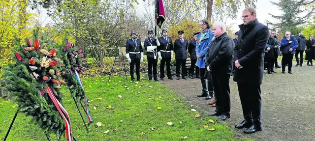 Im Bild Bürgermeister Florian König, sein Stellvertreter Dietrich Herold und IGP-Vorsitzende Susanne Surblys bei der Kranzniederlegung | Foto: Nicoline Pilz | RNZ