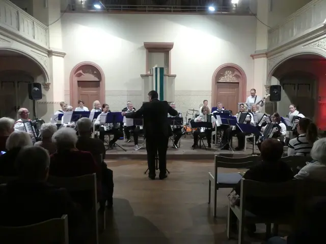 Zum Konzert der Handharmonikafreunde war die Johannes-Calvin-Kirche voll besetzt. | Foto: Schatz